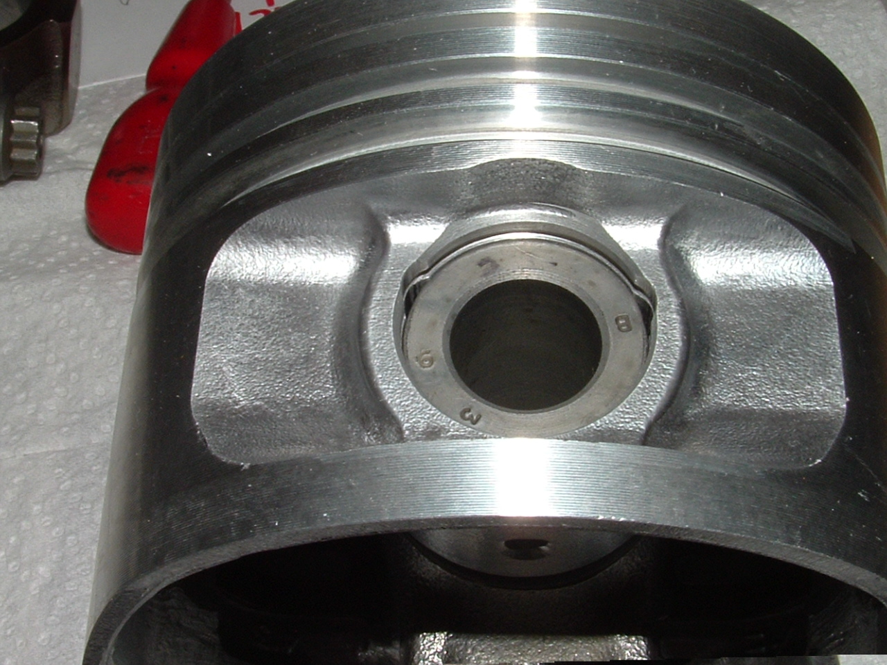 How to machining circlips groove on Mahle piston?